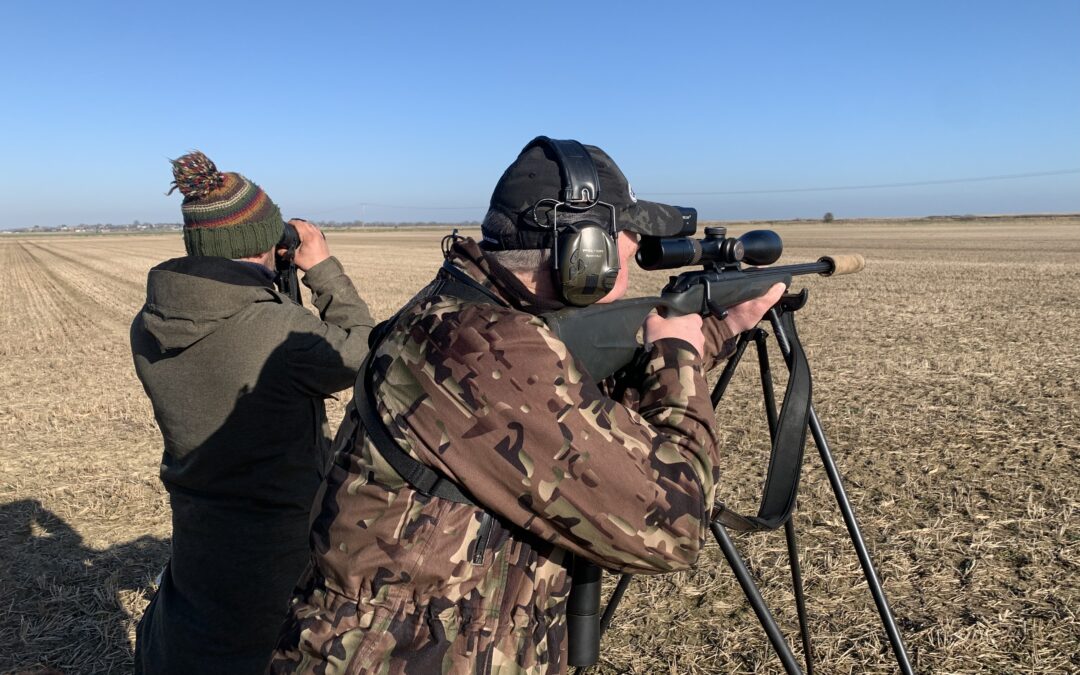 Jäger mit Viper-Flex Pirschstöcken im Revier