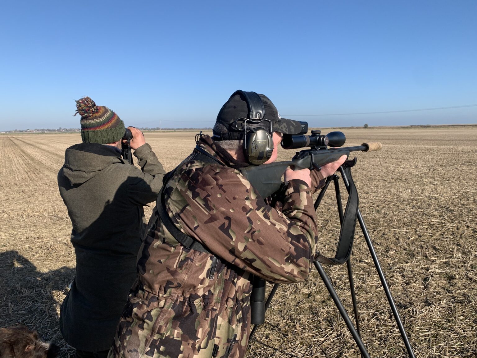 Jæger med Viper-Flex skydestokke under råbukkejagt i England
