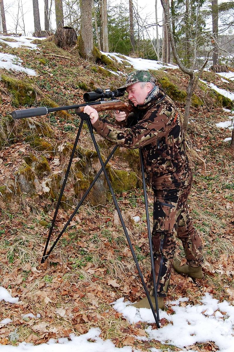 Jæger skyder med Viper-Flex skydestok i vinterterræn.